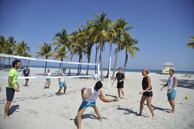 Tennisspieler beim Fußballtennis in Key Biscayne Professional tennis players who will play at the Miami Tennis Open, play volleyball and soccer at the Crandon Park beach in Cayo Vizcaino, Florida, United States. 22 March 2017. Delbonis won 5-7 and 6-7. TENNIS PLAYERS PLAY VOLLEYBALL IN MIAMI !ACHTUNG: NUR REDAKTIONELLE NUTZUNG!  Copyright: xGASTÓNxDExCÁRDENASx MIA005 20170322-636258237034605151