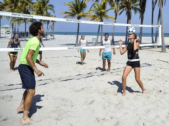 Tennisspieler beim Fußballtennis in Key Biscayne French tennis player Kristina Mladenovic plays volleyball and soccer at the Crandon Park beach in Key Biscayanne, Florida, United States. 22 March 2017. TENNIS PLAYERS PLAY VOLLEYBALL IN MIAMI !ACHTUNG: NUR REDAKTIONELLE NUTZUNG!  Copyright: xGASTÓNxDExCÁRDENASx MIA005 20170322-636258237662185105