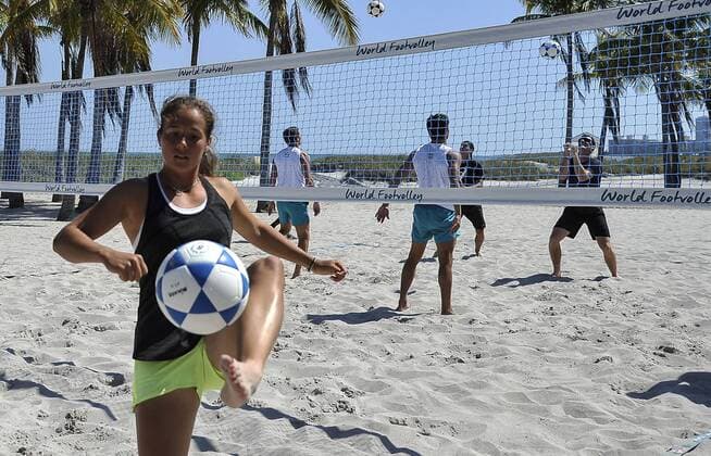 Tennisspieler beim Fußballtennis in Key Biscayne Russian tennis player Daria Kasatkina plays volleyball and soccer at the Crandon Park beach in Key Biscayanne, Florida, United States. 22 March 2017. TENNIS PLAYERS PLAY VOLLEYBALL IN MIAMI !ACHTUNG: NUR REDAKTIONELLE NUTZUNG!  Copyright: xGASTÓNxDExCÁRDENASx MIA005 20170322-636258237703680573