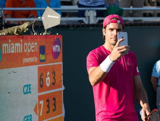 Themen der Woche - SPORT Bilder des Tages - SPORT ATP-Turnier in Key Biscayne, Leguan verirrt sich ins Tennisstadion March 22, 2017: Tommy Haas, of Germany, takes a selfie during the brief match interruption against Jiri Vesely, of Czech Republic, showing the Iguana on the scoreboard that entered Court 1 at the 2017 Miami Open presented by Itau professional tennis tournament, played at Crandon Park Tennis Center in Key Biscayne, Florida, USA. CSM Tennis 2017: Miami Open presented by ITAU MAR 22 - ZUMAc04_ 20170322_zaf_c04_005 Copyright: xMarioxHoubenx