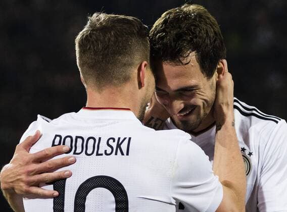 Dortmund, 22.03.2017 Torjubel: Lukas Podolski (Deutschland) und Mats Hummels (Deutschland) Deutschland - England