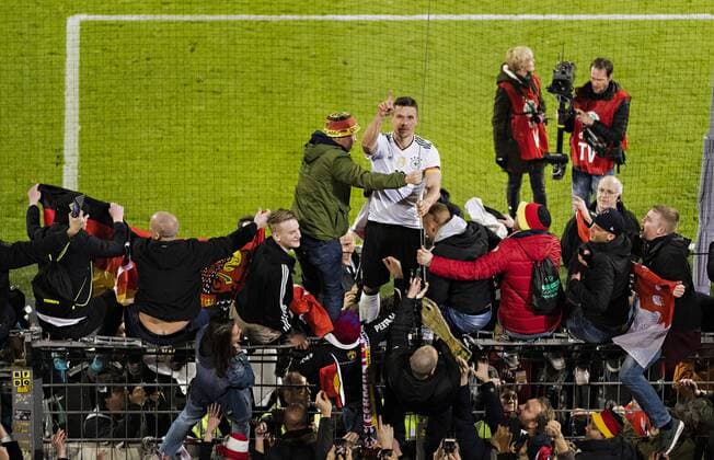 Bilder des Tages - SPORT Dortmund, 22.03.2017 Lukas Podolski (Deutschland) verabschiedet sich auf dem Zaun von den Fans Deutschland - England