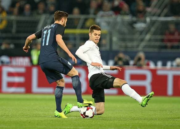 22.03.2017, Fussball Test-Länderspiel, Deutschland - England, in Dortmund, Signal-Iduna-Park-Stadion Dortmund, v.l. Adam Lallana (England) gegen Julian Weigl (Deutschland) 