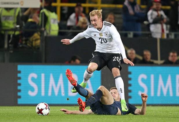 22.03.2017, Fussball Test-Länderspiel, Deutschland - England, in Dortmund, Signal-Iduna-Park-Stadion Dortmund, v.l. Julian Brandt (Deutschland) gegen Eric Dier (England) 