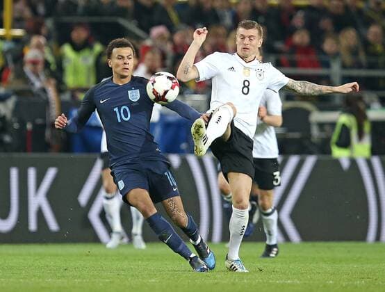 22.03.2017, Fussball Test-Länderspiel, Deutschland - England, in Dortmund, Signal-Iduna-Park-Stadion Dortmund, v.l. Bamidele Alli (England) gegen Toni Kroos (Deutschland) 