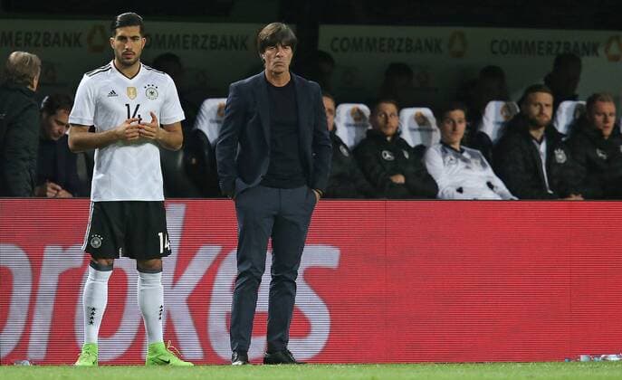 22.03.2017, Fussball Test-Länderspiel, Deutschland - England, in Dortmund, Signal-Iduna-Park-Stadion Dortmund, v.l. Emre Can (Deutschland) und Bundestrainer Joachim Löw (Deutschland) 