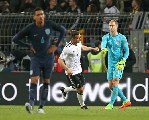 22.03.2017, Fussball Test-Länderspiel, Deutschland - England, in Dortmund, Signal-Iduna-Park-Stadion Dortmund, v.l. Torschütze Lukas Podolski (mi., Deutschland) jubel nach seinem Tor zum 1:0 und klopft sich mit Torwart Joe Hart (England) ab 