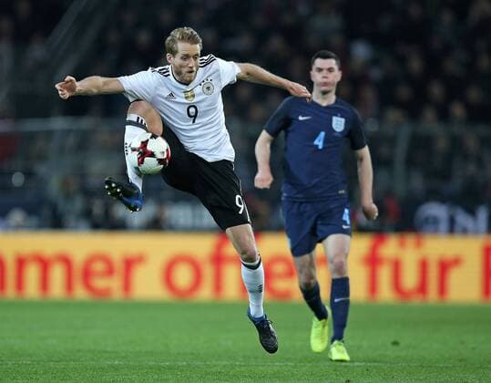 22.03.2017, Fussball Test-Länderspiel, Deutschland - England, in Dortmund, Signal-Iduna-Park-Stadion Dortmund, v.l. Andre Schürrle (Deutschland) gegen Michael Keane (England) 