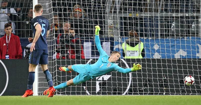 22.03.2017, Fussball Test-Länderspiel, Deutschland - England, in Dortmund, Signal-Iduna-Park-Stadion Dortmund, v.l. Gary Cahill (England) und Torwart Joe Hart (England) 