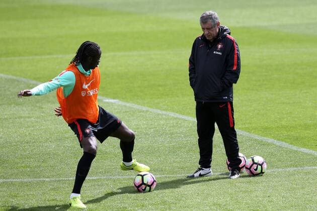 Fußball, Nationalteam Portugal, Training March 21, 2017 - Lisbon, Portugal - Portugals head coach Fernando Santos ( R) looks on to Portugals forward Eder during a training session at Cidade do Futebol (Football City) training camp in Oeiras, outskirts of Lisbon on March 21, 2017, ahead of the FIFA World Cup WM Weltmeisterschaft Fussball Russia 2018 qualifier match Portugal vs Hungary. Portugal s Football Team Training Session In Lisbon  - ZUMAn230 20170321_zaa_n230_450 Copyright: xPedroxFiuzax