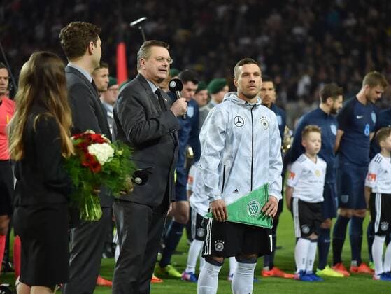 22.03.2017, Fussball Laenderspiel 2017, Deutschland - England 1:0, Lukas Podolski (Deutschland), re., wird von DFB Praesident Reinhard Grindel verabschiedet