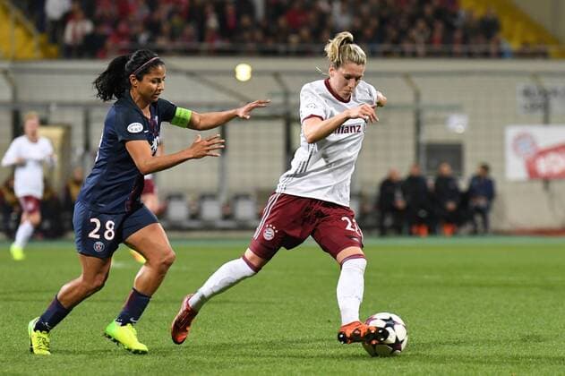 v.li.: Shirley CRUZ TRANA (Paris Saint-Germain, PSG, 28) Verena Faißt (Faisst, Feisst, Feist, Faist, FC Bayern München, FCB, 22) im Zweikampf, Duell, duel, tackle, Dynamik, Action, Aktion, Fussball, UEFA Women s Champions League, FC Bayern München - Paris Saint-Germain, xslx