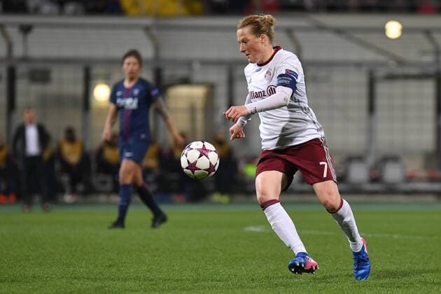 v.li.: Melanie Behringer (FC Bayern München, FCB, 7) am Ball, Fussball, UEFA Women s Champions League, FC Bayern München - Paris Saint-Germain, xslx
