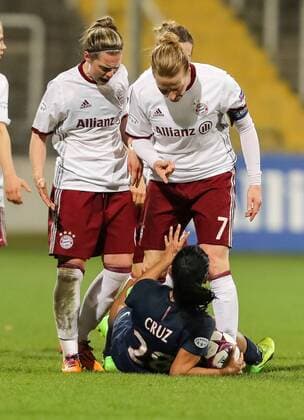 Muenchen, Germany, 23.03.2017, Champions League Viertelfinale, Frauen, FC Bayern Muenchen - Paris Saint-Germain, Nicole Rolser (FCB), und Katharina Baunach (FCB) bezichtigen Shirley Cruz Trana (PSG) der Schwalbe ( DeFodi507