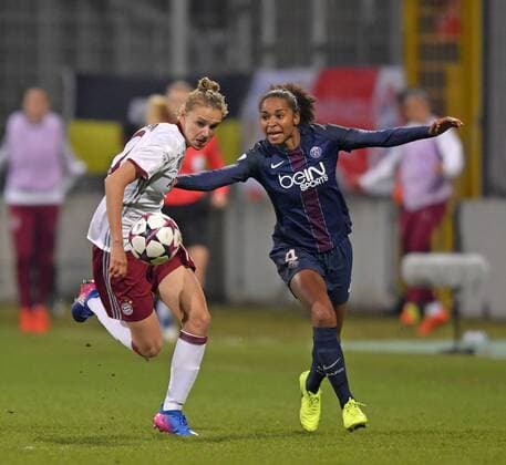 23.03.2017, Fussball Frauen Champions-League 2016 2017, Viertelfinale, FC Bayern München - Paris St. Germain, im Grünwalderstadion München, v.lI: Vivianne Miedema (FC Bayern) gegen Laura Georges (Paris), 