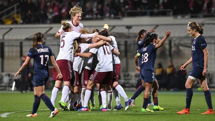 Spielerinnen des FC Bayern mit Torjubel, Jubel, Torjubel, Torerfolg, celebrate the goal, goal, celebration, Jubel ueber das Tor zum 1:0 durch Vivianne Miedema (FC Bayern München, FCB, 10) , optimistisch, Action, Aktion, Fussball, UEFA Women s Champions League, FC Bayern München - Paris Saint-Germain, xslx