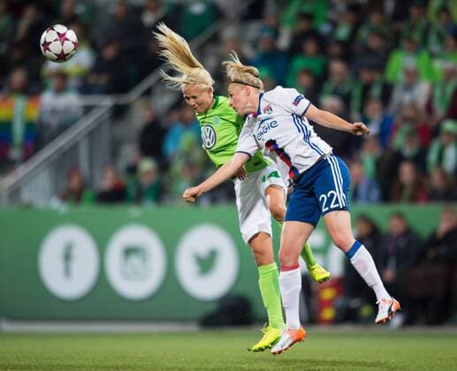 Pernille Harder (14 VfL) und Pauline Bremer (22 LYO) im KOpfballduell. Fussball Frauen international: UEFA Championsleague, Saison 2016 2017, Viertelfinale Hinspiel: VfL Wolfsburg - Olympique Lyonnais in Wolfsburg, Deutschland am 23.03.2017,