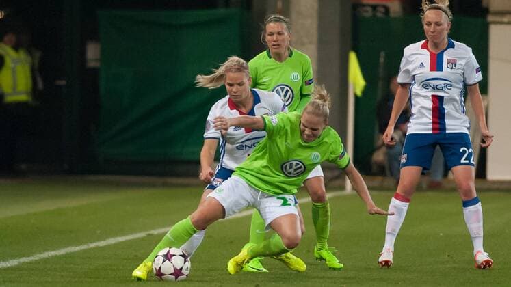 v.li.: Eugenie Le Sommer (Olympique Lyon, 9) im Zweikampf, Duell mit Isabel Kerschowski (VfL Wolfsburg, 27), Fussball, UEFA Women s Champions League, VfL Wolfsburg - Olympique Lyon, xobx
