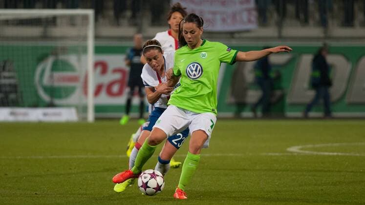 v.li.: Camille Abily (Olympique Lyon, 23) im Zweikampf, Duell mit Sara Björk Gunnarsdottir (Bjoerk, VfL Wolfsburg, 7), Fussball, UEFA Women s Champions League, VfL Wolfsburg - Olympique Lyon, xobx
