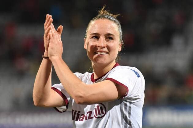 Gina Lewandowski (FC Bayern München, FCB, 2) bedankt sich bei den Fans, bedanken, Dank, Feiern, optimistisch Einzelbild, Aktion, Action Porträt, Portrait, Fussball, UEFA Women s Champions League, FC Bayern München - Paris Saint-Germain, xslx