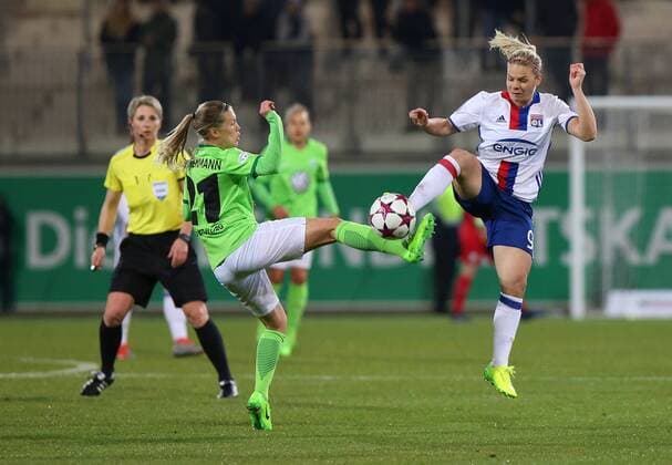 Wolfsburg vs Lyon, CL Frauen Wolfsburg, Deutschland 23.03.2017, FUßBALL - VfL Wolfsburg vs Olympique Lyon, 1 4 Finale, UEFA Frauen Champions League, Saison 2016-17. Bild zeigt: Lara Dickenmann (VfL Wolfsburg), Eugenie Le Sommer (Olympique Lyon) Wolfsburg