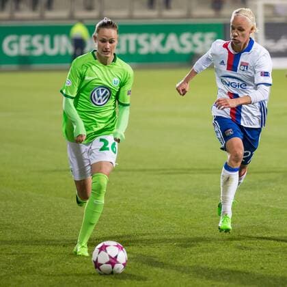 v.li.: Caroline Graham Hansen (VfL Wolfsburg, 26), --Kenza Dali (Olympique Lyon, 2); Zweikampf, Duell, Aktion, action, Fußball, Frauen, UEFA Women s Champions League, VfL Wolfsburg - Olympique Lyonnais, xprx