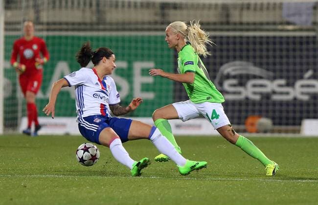 Wolfsburg vs Lyon, CL Frauen Wolfsburg, Deutschland 23.03.2017, FUßBALL - VfL Wolfsburg vs Olympique Lyon, 1 4 Finale, UEFA Frauen Champions League, Saison 2016-17. Bild zeigt: Dzsenifer Marozsan (Olympique Lyon), Pernille Harder (VfL Wolfsburg) Wolfsburg