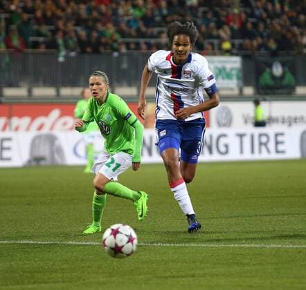 Wolfsburg vs Lyon, CL Frauen Wolfsburg, Deutschland 23.03.2017, FUßBALL - VfL Wolfsburg vs Olympique Lyon, 1 4 Finale, UEFA Frauen Champions League, Saison 2016-17. Bild zeigt: Wendie Renard (Olympique Lyon), Lara Dickenmann (VfL Wolfsburg) Wolfsburg