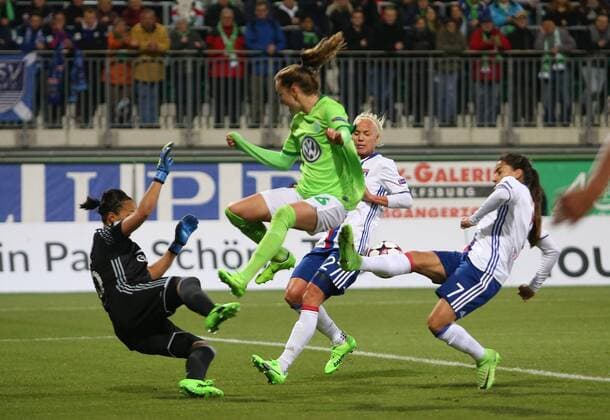 Wolfsburg vs Lyon, CL Frauen Wolfsburg, Deutschland 23.03.2017, FUßBALL - VfL Wolfsburg vs Olympique Lyon, 1 4 Finale, UEFA Frauen Champions League, Saison 2016-17. Bild zeigt: Torfrau Sarah Bouhaddi (Olympique Lyon), Caroline Graham Hansen (VfL Wolfsburg), Amel Majri (Olympique Lyon) Wolfsburg