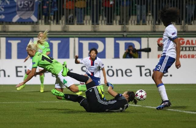 Wolfsburg vs Lyon, CL Frauen Wolfsburg, Deutschland 23.03.2017, FUßBALL - VfL Wolfsburg vs Olympique Lyon, 1 4 Finale, UEFA Frauen Champions League, Saison 2016-17. Bild zeigt: Pernille Harder (VfL Wolfsburg), Torfrau Sarah Bouhaddi (Olympique Lyon) Wolfsburg
