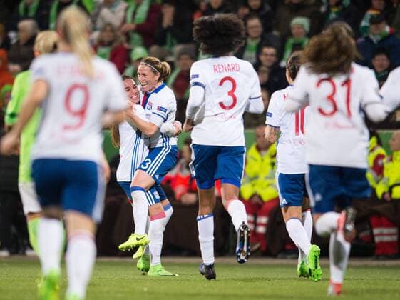 Jubel nach dem Tor zum 0-1: Torschuetzin Camille Abily (23 LYO) feiert ihren Treffer mit Amel Majri (LYO). Fussball Frauen international: UEFA Championsleague, Saison 2016 2017, Viertelfinale Hinspiel: VfL Wolfsburg - Olympique Lyonnais in Wolfsburg, Deutschland am 23.03.2017,