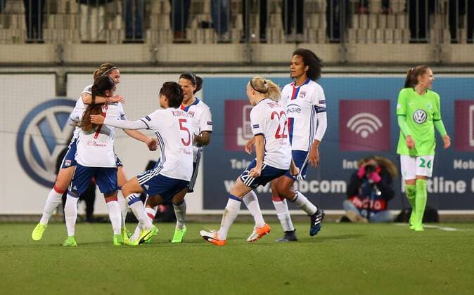 Wolfsburg vs Lyon, CL Frauen Wolfsburg, Deutschland 23.03.2017, FUßBALL - VfL Wolfsburg vs Olympique Lyon, 1 4 Finale, UEFA Frauen Champions League, Saison 2016-17. Bild zeigt: Camille Abily (Olympique Lyon) jubelt mit der Mannschaft nach ihrem Tor zum 0:1 Wolfsburg