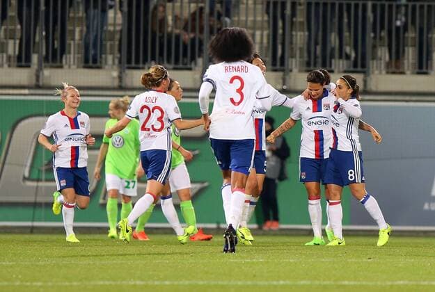 Wolfsburg vs Lyon, CL Frauen Wolfsburg, Deutschland 23.03.2017, FUßBALL - VfL Wolfsburg vs Olympique Lyon, 1 4 Finale, UEFA Frauen Champions League, Saison 2016-17. Bild zeigt: Dzsenifer Marozsan (Olympique Lyon) jubelt mit der Mannschaft nach ihrem Tor zum 0:2 Wolfsburg