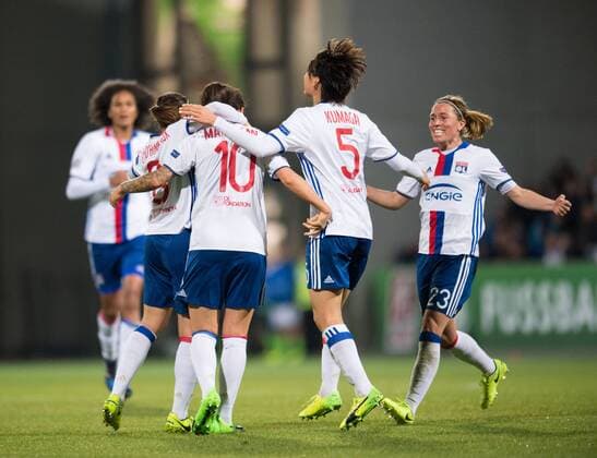 Jubel nach dem Tor zum 0-2: Jessica Houara-D™Hommeaux (8), Saki Kumagai (5) und Camille Abily (23) feiern die Torschuetzin Dzsenifer Marozsan (LYO) nach dem Treffer. Fussball Frauen international: UEFA Championsleague, Saison 2016 2017, Viertelfinale Hinspiel: VfL Wolfsburg - Olympique Lyonnais in Wolfsburg, Deutschland am 23.03.2017,