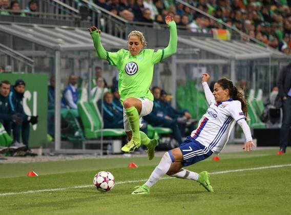 Wolfsburg vs Lyon, CL Frauen Wolfsburg, Deutschland 23.03.2017, FUßBALL - VfL Wolfsburg vs Olympique Lyon, 1 4 Finale, UEFA Frauen Champions League, Saison 2016-17. Bild zeigt: Anna Blässe (VfL Wolfsburg), Amel Majri (Olympique Lyon) Wolfsburg