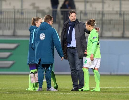 Wolfsburg vs Lyon, CL Frauen Wolfsburg, Deutschland 23.03.2017, FUßBALL - VfL Wolfsburg vs Olympique Lyon, 1 4 Finale, UEFA Frauen Champions League, Saison 2016-17. Bild zeigt: Cheftrainer Ralf Kellermann (VfL Wolfsburg), Babette Peter (VfL Wolfsburg) Wolfsburg