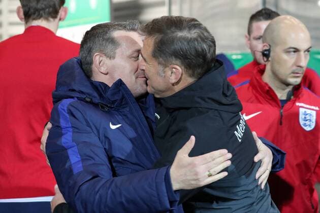 Bilder des Tages - SPORT v.li.: Aidy Boothroyd (Trainer, England) und Stefan Kuntz (Trainer, Bundestrainer, DFB) bei der Begrüßung vor dem Anpfiff, Fussball, Länderspiel, Deutschland U21 U 21 - England U21, xozx