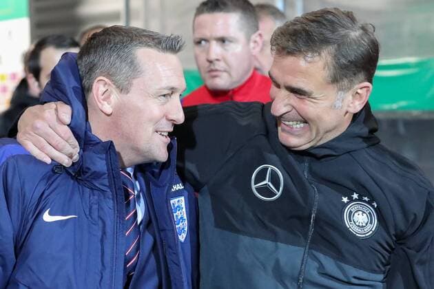 v.li.: Aidy Boothroyd (Trainer, England) und Stefan Kuntz (Trainer, Bundestrainer, DFB) bei der Begrüßung vor dem Anpfiff, Fussball, Länderspiel, Deutschland U21 U 21 - England U21, xozx