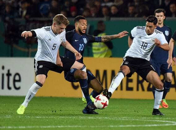 Fußball, U21 Länderspiel, Deutschland - England 24.03.2017, xhbx, Fussball Freundschaftsspiel, Deutschland U21 U 21 - England U21, emspor, v.l. Timo Baumgartl (Deutschland U21), Lewis Baker (England U21), Nadiem Amiri (Deutschland U21) Wiesbaden