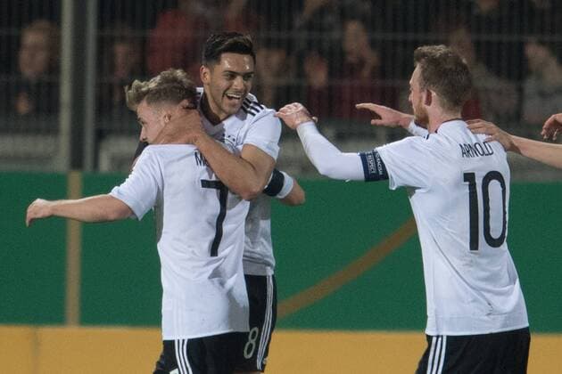 Fußball, U21 Länderspiel, Deutschland - England Max Meyer (Deutschland 7), Nadiem Amiri (Deutschland und Kapitaen Maximilian Arnold (Deutschland 10) beim Torjubel nach dem Treffer zum 1:0 beim U21 U 21 Freundschaftsspiel zwischen Deutschland und England am 24.03.2017 in Wiesbaden Wiesbaden Copyright: xSchuelerx xEibnerx-xPressefotox EP_JSE