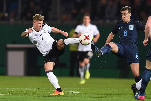 Fußball, U21 Länderspiel, Deutschland - England Fußball U 21 Länderspiel Deutschland - England am 24.03.2017 in der Brita-Arena in Wiesbaden Max Meyer ( Deutschland ), links - Harry Winks ( England ), rechts xRx