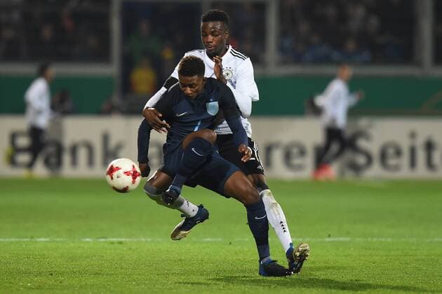Fußball, U21 Länderspiel, Deutschland - England Fußball U 21 Länderspiel Deutschland - England am 24.03.2017 in der Brita-Arena in Wiesbaden Demarai Gray ( England ), vorne - Gideon Jung ( Deutschland ), hinten xRx