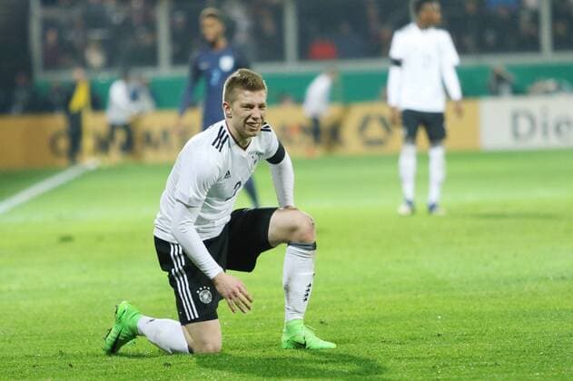 Mitchell Weiser (Deutschland) haelt sich den verletzten Oberschenkelschenkel und muss spaeter verletzungsbedingt ausgewechselt werden Deutschland vs England --- Fussball --- U21 U 21 Laenderspiel --- 24.03.2017 Wiesbaden Copyright: xWeiss Eibner-Pressefotox EP_RWS