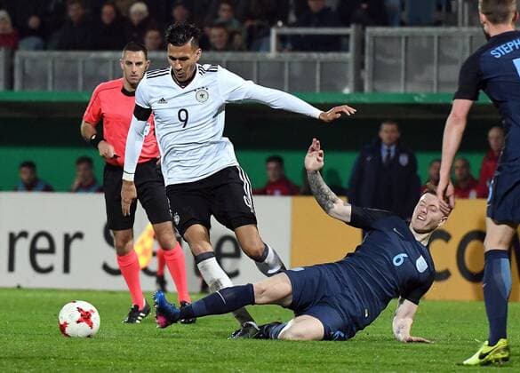 24.03.2017, xpsx, Fussball Freundschaftsspiel, Deutschland U21 U 21 - England U21, emspor, v.l. Davie Selke (Deutschland), Alfie Mawson (England) Wiesbaden