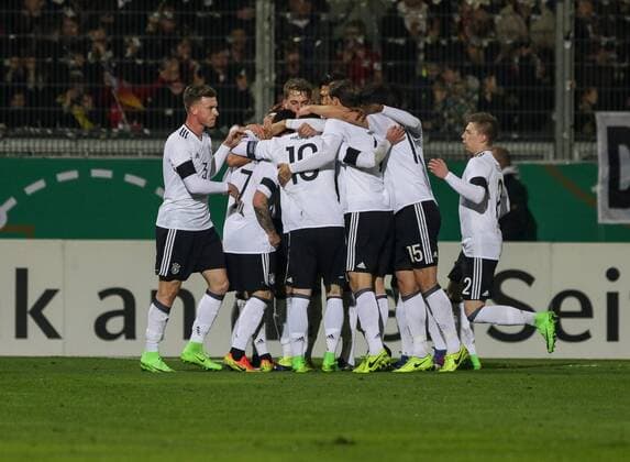 Deutschland, Wiesbaden, Brita-Arena, 24.03.2017, Fußball, Länderspiel U21 U 21 Deutschland - England Bild: Torjubel zm 1:0 für Deutschland Copyright: HMBxMedia ThomasxJäge