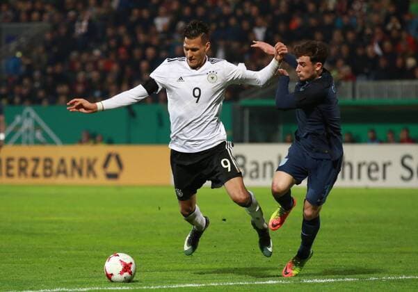 Deutschland, Wiesbaden, Brita-Arena, 24.03.2017, Fußball, Länderspiel U21 U 21 Deutschland - England Bild: li.Davie Selke (Germany,9),re.Ben Chilwell (England,3) Copyright: HMBxMedia ThomasxJäge