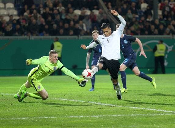 24.03.2017, xsvx, Fussball Freundschaftsspiel, Deutschland U21 U 21 - England U21, emspor, v.l. Jordan Pickford (England U21) Davie Selke (DFB U21) Wiesbaden