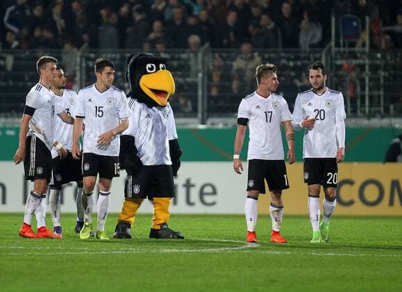 24.03.2017, xsvx, Fussball Freundschaftsspiel, Deutschland U21 U 21 - England U21, emspor, v.l. Maskottchen Paule Marc-Oliver Kempf (DFB U21) Maximilian Philipp (DFB U21) Levin Öztunali (DFB U21) Wiesbaden