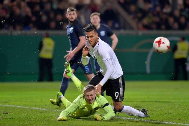 Fußball U 21 Länderspiel Deutschland - England am 24.03.2017 in der Brita-Arena in Wiesbaden Jordan Pickford ( England ), unten - Davie Selke ( Deutschland ), rechts xJKx