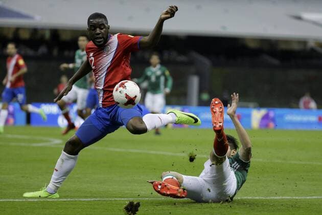 Fußball, WM Quali, Mexiko - Costa Rica Mexico s soccer player Nestor Araujo (L) vies for the ball with Joel Campbell (L), of Costa Rica, during their Russia 2018 World Cup qualifier matchat for Concacaf at the Azteca stadium in Mexico City, Mexico, 24 March 2017. EFE Jose Mendez Mexico - Costa Rica !ACHTUNG: NUR REDAKTIONELLE NUTZUNG!  Copyright: xJosexMéndezx MEX41 20170325-636260166621960362